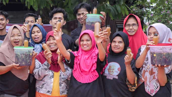 Milenial Center Sumatera Barat bersama pegiat sosial bank sampah mengadakan kegiatan Pelatihan Pembuatan Pupuk Kompos Bio Enzim kepada puluhan masyarakat di Jalan Raya Ampang, Kuranji, Padang