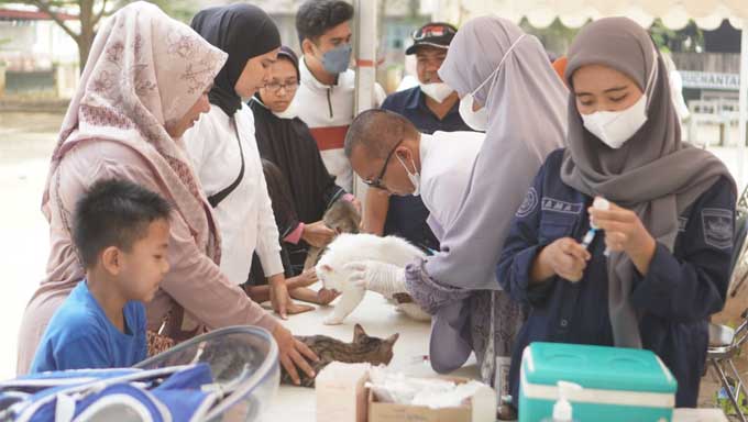Pemerintah Kabupaten Solok Selatan memberikan pelayanan vaksin rabies untuk hewan kecil dan edukasi seputar rabies kepada siswa SD dan SMP.