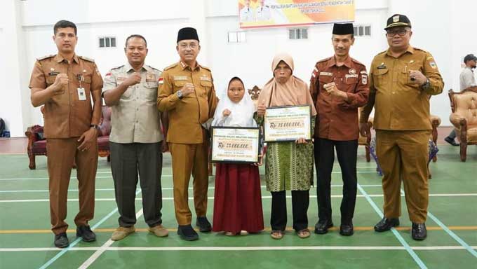 Pemkab Solsel Salurkan Bantuan Pangan CBP Tahap II di Pauh Duo
