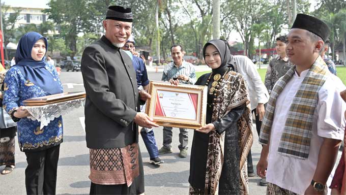 Gubernur menyerahkan penghargaan Pemuda Berprestasi 2023 kepada Fanny Firgina Aura asal Kota Payakumbuh