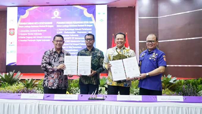 Ketua MPR RI, Bambang Soesatyo saat penandatangan Perjanjian Kerja Sama antara Badan Hubungan Penegakan Hukum, Pertahanan dan Keamanan KADIN Indonesia dengan Deputi Pemantapan Nilai-Nilai Kebangsaan Lemhannas Mayjen TNI Agus Arif Fadila