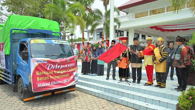 Gubernur Mahyeldi bersama Ketua DPRD Sumbar Lepas Pendistribusian Bantuan Beras SPHP dan GPM