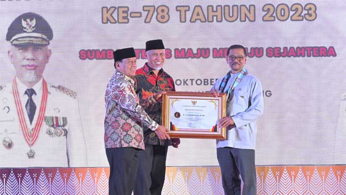Gubernur Sumatera Barat, Mahyeldi Ansharullah bersama Pimpinan DPRD Sumbar, Suwirpen Suib serahkan penghargaan kepada Dr. H. Gamawan Fauzi, SH, MM yang Berprestasi dan Berperan Aktif Dalam Pembangunan Daerah Sumatera Barat, untuk Kategori Perorangan