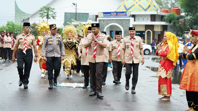 Wagub Sumbar, Audy Joinaldy saat menghadiri agenda Upacara Peringatan Hari Pramuka ke-62 tingkat Kwarcab Gerakan Pramuka Kabupaten Pasaman Tahun 2023 di Lubuk Sikaping