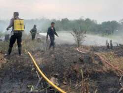 Polsek Sungai Rumbai Bersama Pemadam Kebakaran Dan Warga Kembali Berhasil Padamkan Titik Api