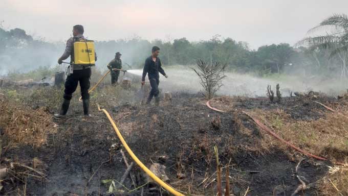 Polsek Sungai Rumbai Bersama Pemadam Kebakaran Dan Warga Kembali Berhasil Padamkan Titik Api