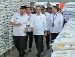 Presiden Jokowi Cek Stok Bulog Sumbar dan Salurkan BLT bagi Warga Terdampak El Nino
