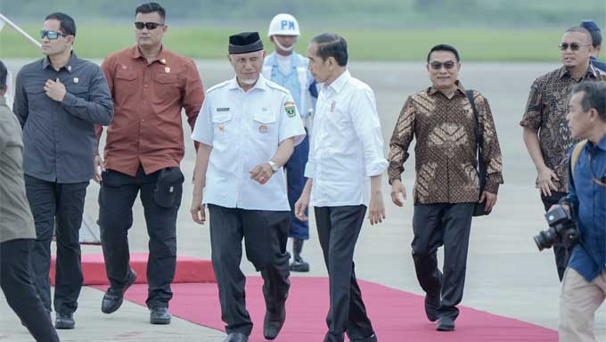 Kedatangan Presiden Jokowi disambut oleh Gubernur Sumbar, Mahyeldi Ansharullah