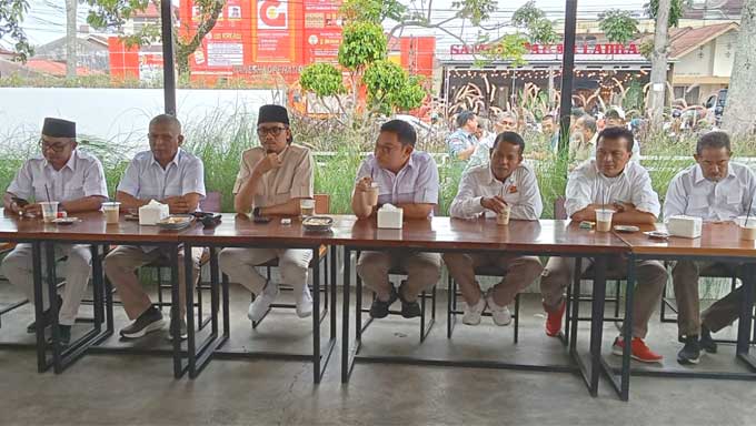 Ketua DPC Partai Gerindra Kota Bukittinggi, H. Erman Safar (menggunakan peci) didampingi Pengurus saat Rapimcab