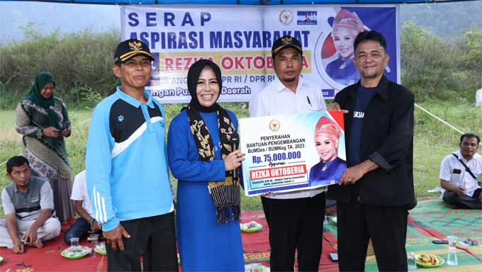 Rezka Oktoberia Salurkan Bantuan ke BUMNag Rangkiang Bosa di Limapuluh Kota