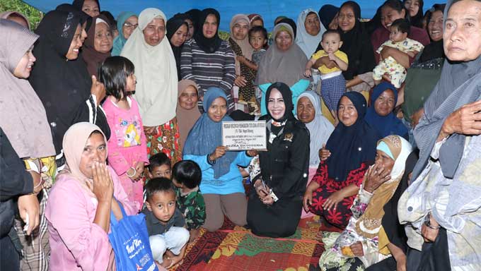 Uni Rezka Oktoberia Serahkan Bantuan Program Indonesia Pintar Untuk Siswa Tingkat Sd, Smp Dan Sma Di Nagari Sitanang