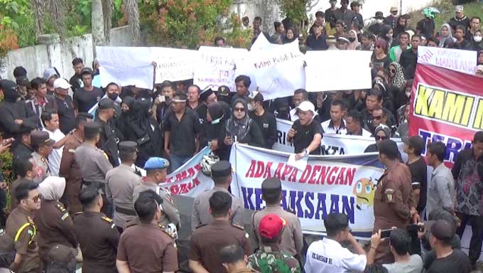Ribuan Warga Nagari Sikabau Demo Kejari Dharmasraya