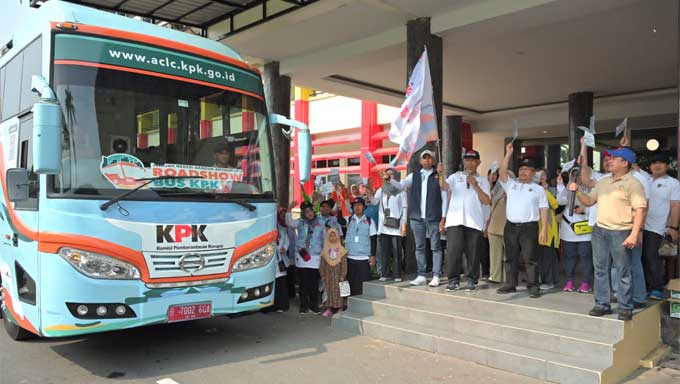 Gubernur Sumbar, Mahyeldi Ansharullah melepas keberangkatan tim Roadshow Bus KPK untuk melanjutkan program edukasi anti korupsi ke Provinsi Sumatera Utara.