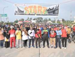Gubernur Sumbar Lepas Peserta Sepeda Sehat di Jalan Tol Padang-Sicincin, Ada Hadiah Kejutan Lho