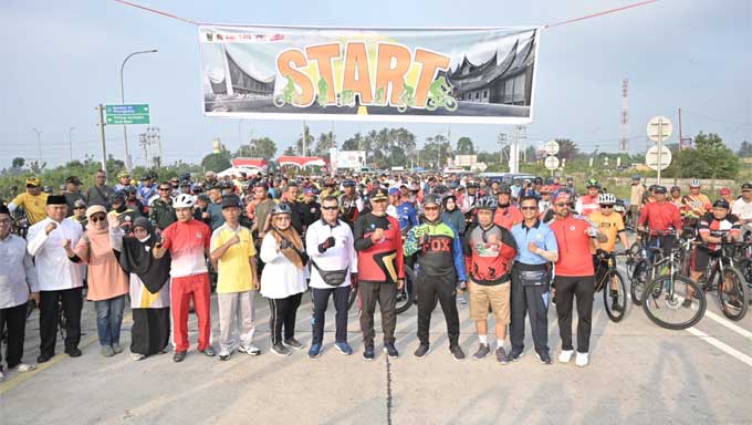 Gubernur Sumbar Lepas Peserta Sepeda Sehat di Jalan Tol Padang-Sicincin