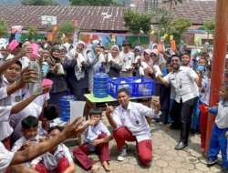 Sirukam Dairy Salurkan Susu Segar ke Sekolah dan Panti Asuhan di Padang Panjang
