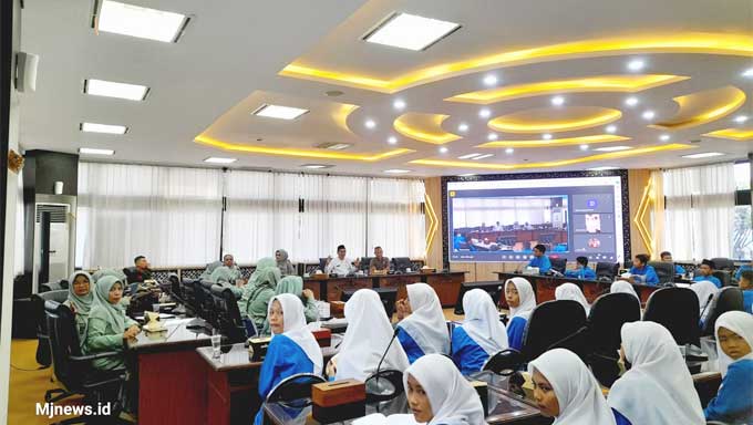 Ratusan Siswa SMPN 6 Padang Kunjungi DPRD Sumbar