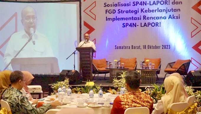 Sekda Prov. Sumbar, Hansastri, saat membuka acara Sosialisasi SP4N-LAPOR! dan FGD Strategi Keberlanjutan Implementasi Rencana Aksi SP4N-LAPOR! yang digelar oleh UNDP
