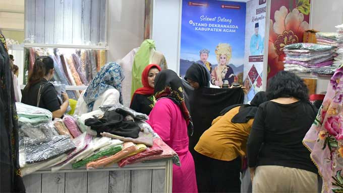 Stand Kabupaten Agam Ramai Pembeli di INACRAFT 2023