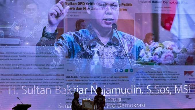 Penyerahan Anugerah Senator Kritis dan Pro Demokrasi di KWP Award untuk Sultan B Najamudin