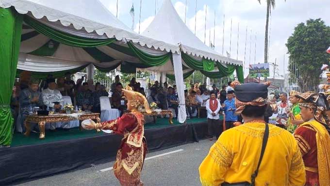 Kafilah Sumbar Mendapat Sambutan Meriah di Pawai Ta'aruf STQH XXVII Jambi 1 Penampilan Tari Piring dari Sumatera Barat pada Pawai Ta'aruf Seleksi Tilawatil Qur'an dan Al Hadist (STQH) XXVII di Jambi, Senin (30/10/2023), mendapat sambutan meriah dari Gubernur Jambi Al Haris dan hadirin