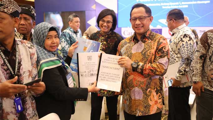 Mendagri Muhammad Tito Karnavian bersama Menkeu Sri Mulyani pada acara International Seminar on Indonesia's Fiscal Decentralization Policy for The Next Decades