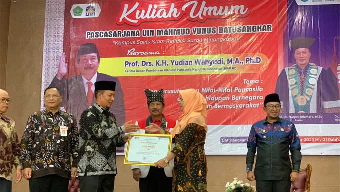 Peduli Pendidikan Islam, Uin Mahmud Yunus Dan Bpip Beri Penghargaan Untuk Wako Padang Panjang