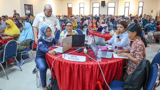 Hadapi Kompetisi Global, LaNyalla: Kita Butuh SDM yang Kompetitif dan Berhati Indonesia 1 Ketua DPD RI AA LaNyalla Mahmud Mattalitti memantau kegiatan "Upgrading Asesor Kompetensi LSP Pekerja Domestik" yang diselenggarakan KADIN Institute
