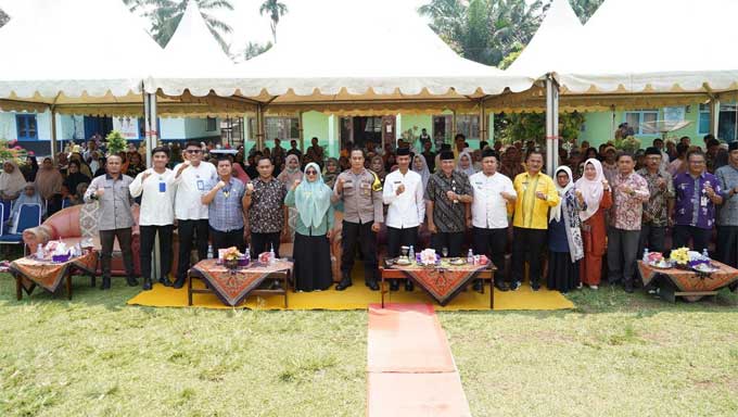 Wabup Solsel Serahkan Bantuan Pangan CBP Tahap II di Kantor Camat Sangir Jujuan 1 Wabup Solsel, Yulian Efi serahkan Bantuan Pangan CBP Tahap II di Kantor Camat Sangir Jujuan