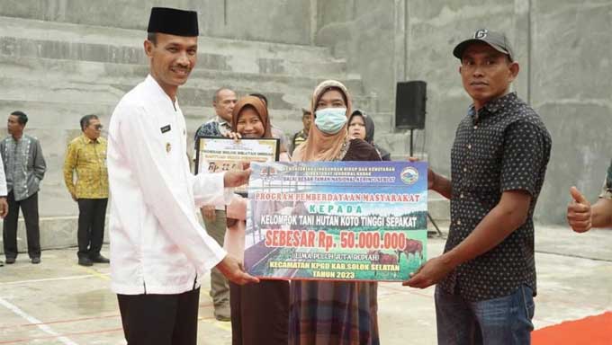Wabup Solsel Serahkan Bantuan Pangan CBP Tahap II di Nagari Pakan Rabaa Timur