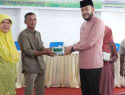 Puluhan Hektare Sawah Terdampak, Wako Padang Panjang Serahkan Bantuan Racun Pembasmi Tikus