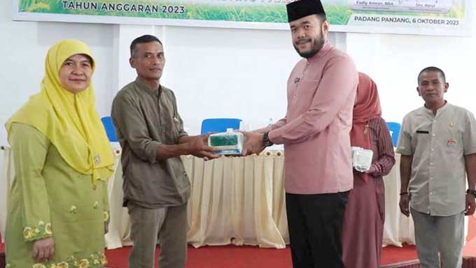Wako Padang Panjang Serahkan Bantuan Racun Pembasmi Tikus