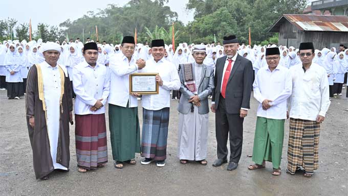 Gubernur Sumbar saat Apel Hari Santri di Ponpes Ashabul Yamin Lasi, Agam