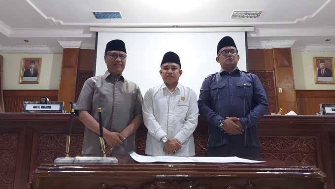 Foto bersama Ketua DPRD Beny Yusrial (tengah) dengan Wakil Walikota Bukittinggi, Marfendi (kiri), dan Wakil Ketua DPRD Rudy Nurman (kanan).