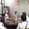 Kalaksa BPBD Agam, Bambang Warsito saat persiapan administrasi penyerahan sertifikat kepada korban bencana gempa 2009. (f/diskominfo)