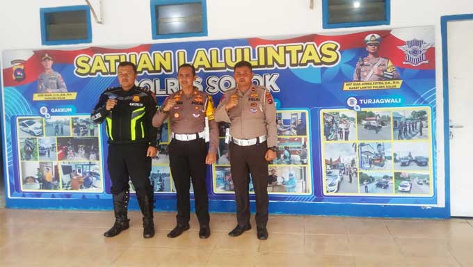 Kasatlantas Polres Solok Arosuka, AKP Dian Jumes Putra (tengah), Kanit Laka Ipda Borti (kiri) dan Kanit Turjali Ipda Roby.