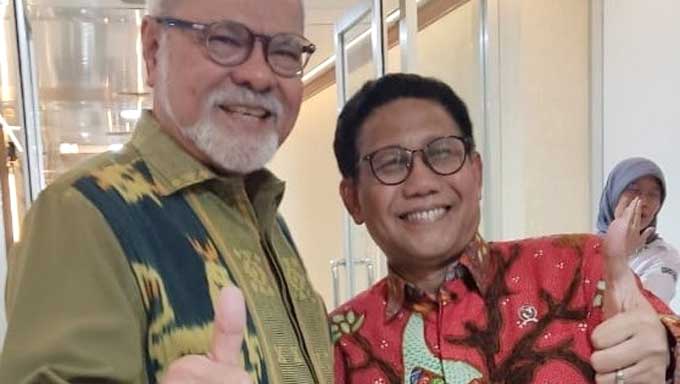 Anggota DPD RI dari Provinsi Nusa Tenggara Timur (NTT), Abraham Liyanto bersama Menteri Desa PDTT, Abdul Halim Iskandar