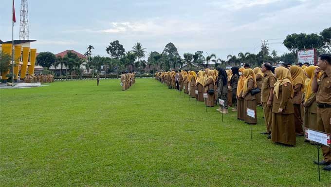 Pimpin Apel Gabungan Pemkab Agam, Ini Pesan Sekda Edi Busti 1 Apel Gabungan Kabupaten Agam