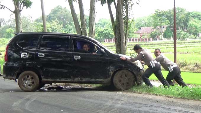 Sebuah Avanza terjun ke sawah di jalan lintas sumatera Nagari Sungai Dareh