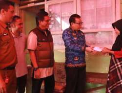 Pj Wako Payakumbuh Bersama Baznas Beri Bantuan Korban Kebakaran Gantiang