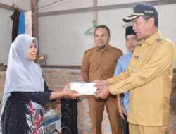 Wako Pariaman Serahkan Bantuan Korban Kebakaran di Padang Kunik