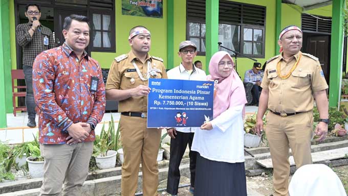 Wagub Sumbar dan Bank Mandiri Salurkan Bantuan PIP di Mentawai