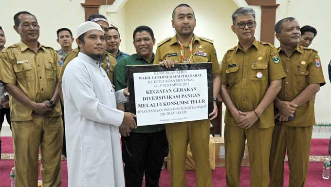 Wagub Sumbar Antar Bantuan untuk Madrasah Islamic Center di Siberut