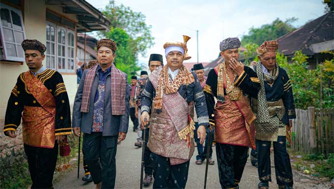 Surya Tri Harto saat batagak gala Datuk Rangkayo Mulia Nan Diapa di Jorong Batu Panjang