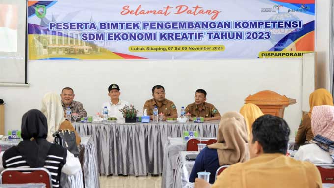 Plt Bupati Pasaman Buka Bimtek Pengembangan Kompetensi SDM Ekonomi Kreatif