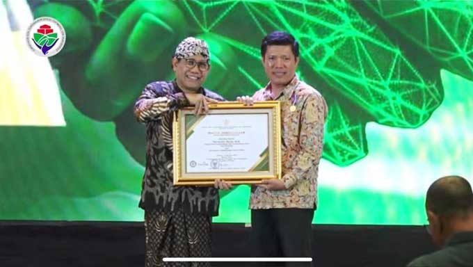 DPMD Pariaman Raih Penghargaan Lencana Bakti Desa Pertama dari Kemendes PDTT