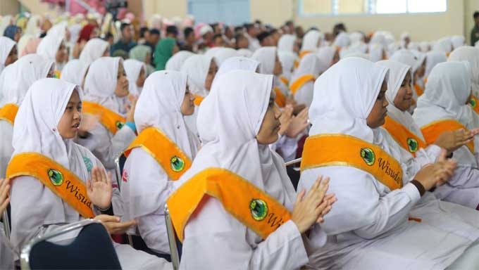 Wisuda Tahfiz Diniyyah Puteri Padang Panjang, 30 Santri Hafal 30 Juz, Buket Bunga Laris Manis 1 Wisuda Tahfiz Diniyyah Puteri Padang Panjang