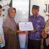 Anggota Fraksi Demokrat DPRD Kota Bukittinggi, Edison Nimli, serahkan bantuan dana pokir berupa uang sebesar Rp50 juta kepada pengurus Posyandu Balita Barumbuang, belakang Pasar Aur Kuning, Kelurahan Tarok Dipo