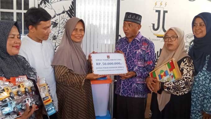 Anggota Fraksi Demokrat DPRD Kota Bukittinggi, Edison Nimli, serahkan bantuan dana pokir berupa uang sebesar Rp50 juta kepada pengurus Posyandu Balita Barumbuang, belakang Pasar Aur Kuning, Kelurahan Tarok Dipo