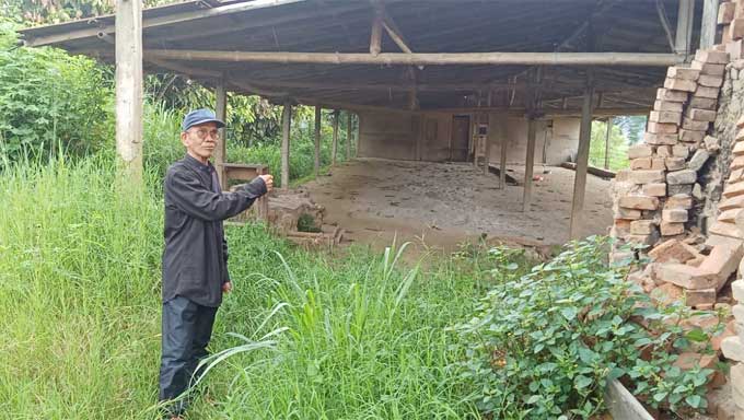 Pengusaha Enda A Jalal tunjukkan pabrik batu bata miliknya